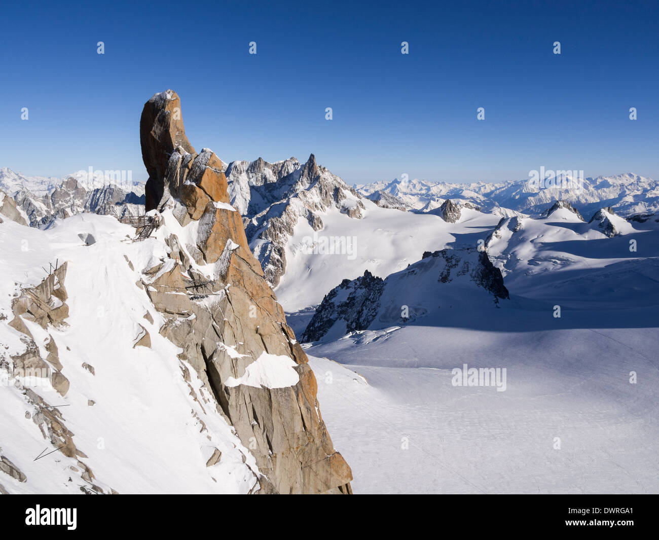 Le Piton Sud sperone di roccia sulla Aiguille du Midi nel massiccio del Monte Bianco. Chamonix-Mont-Blanc, Haute Savoie, Rhone-Alpes, Francia, Europa Foto Stock