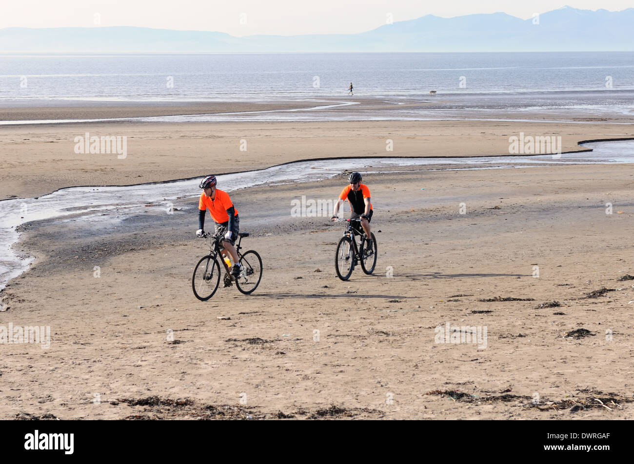 I ciclisti su una sabbiosa spiaggia scozzese vicino a Troon in Ayrshire, in Scozia, Regno Unito, Europa. Foto Stock