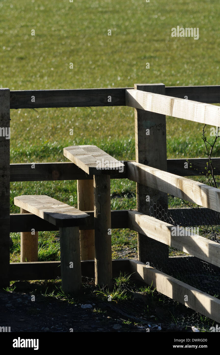 Stile di legno e terreni agricoli recinzione Foto Stock