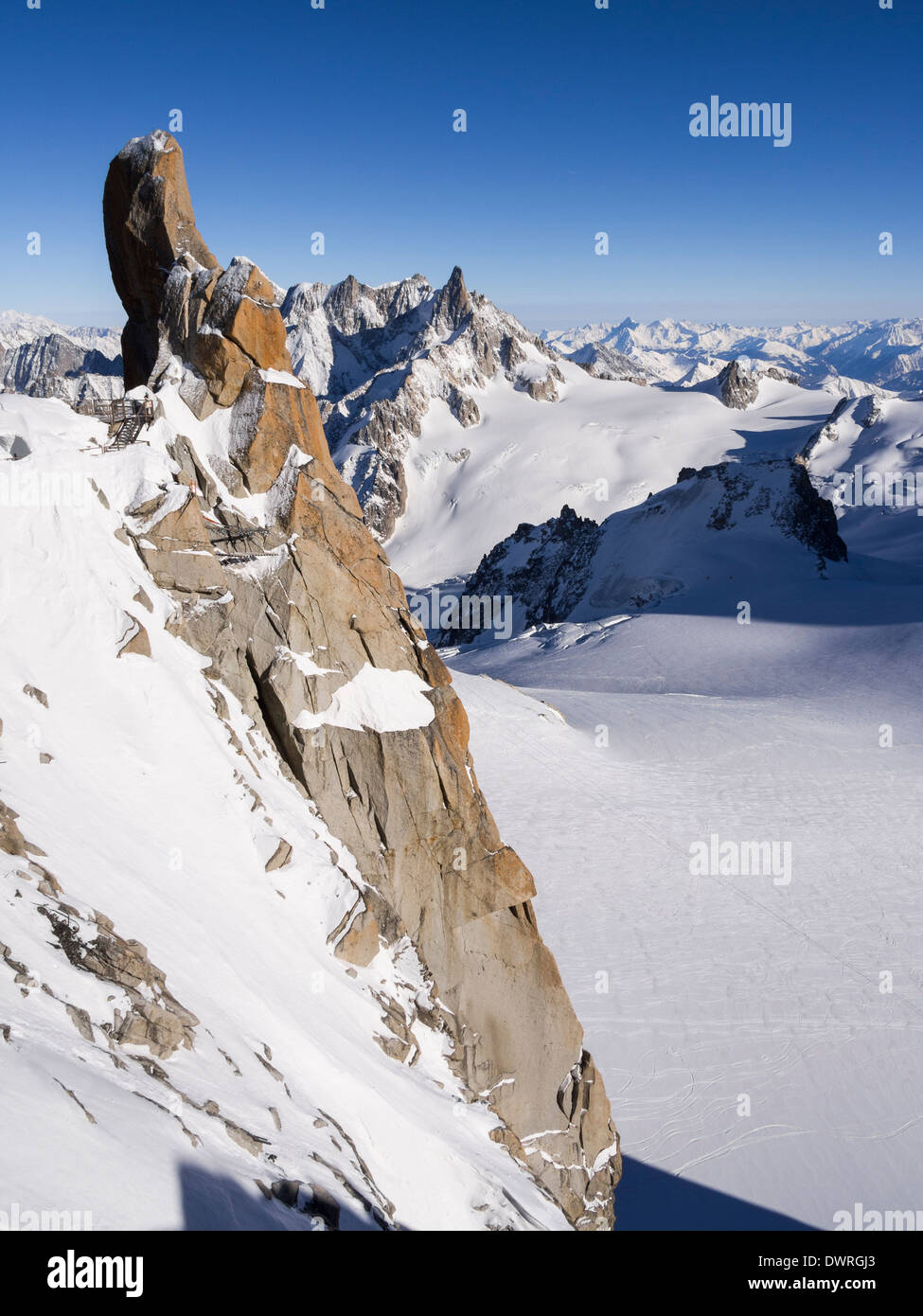 Le Piton Sud sperone di roccia sulla Aiguille du Midi nel massiccio del Monte Bianco. Chamonix-Mont-Blanc, Haute Savoie, Rhone-Alpes, Francia, Europa Foto Stock