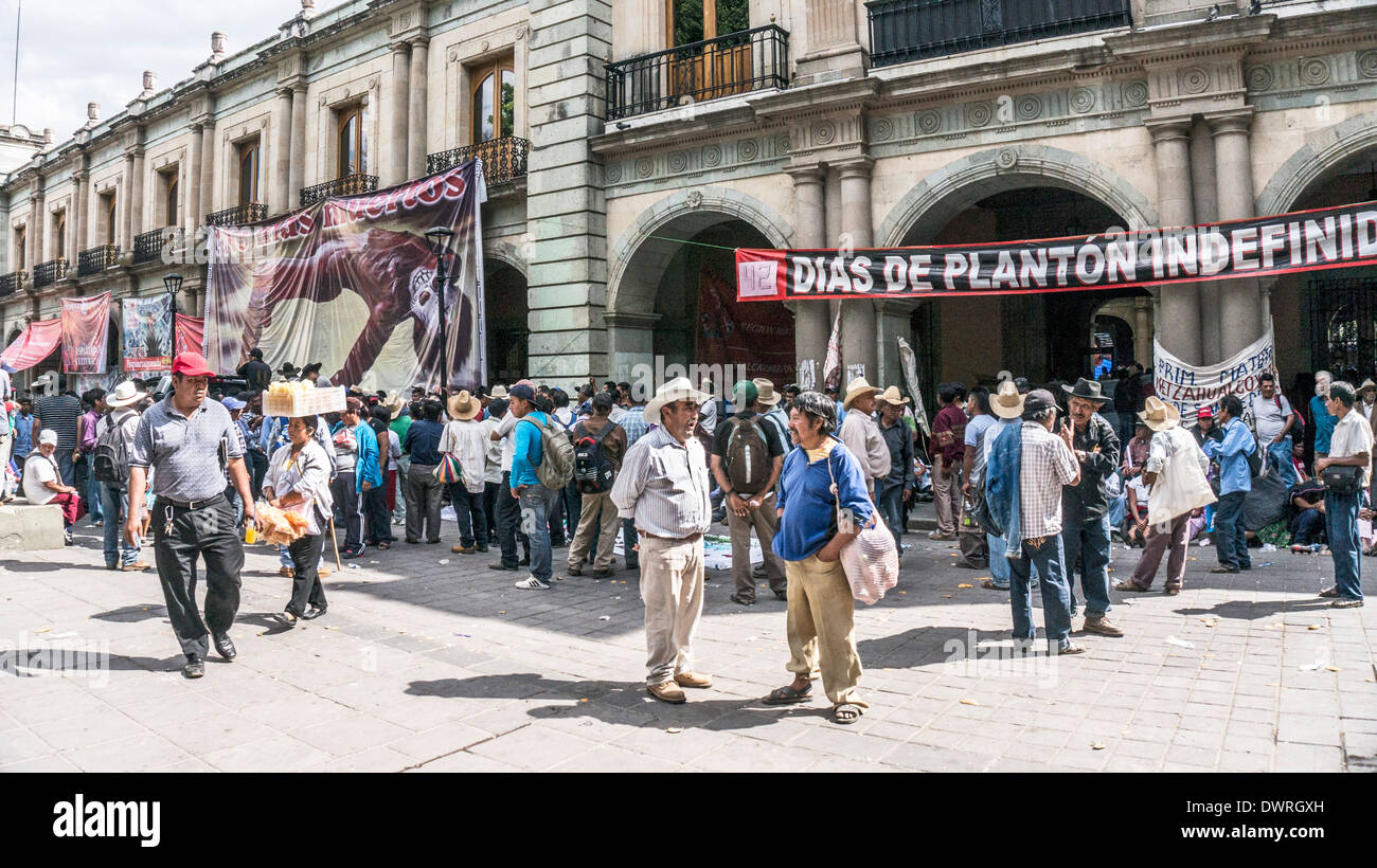 Campesinos di raccogliere al Zocalo di fronte palazzo dei Governatori Il 10 marzo 2014 per una massiccia sit in per sottolineare la povertà rurale ha bisogno di Foto Stock