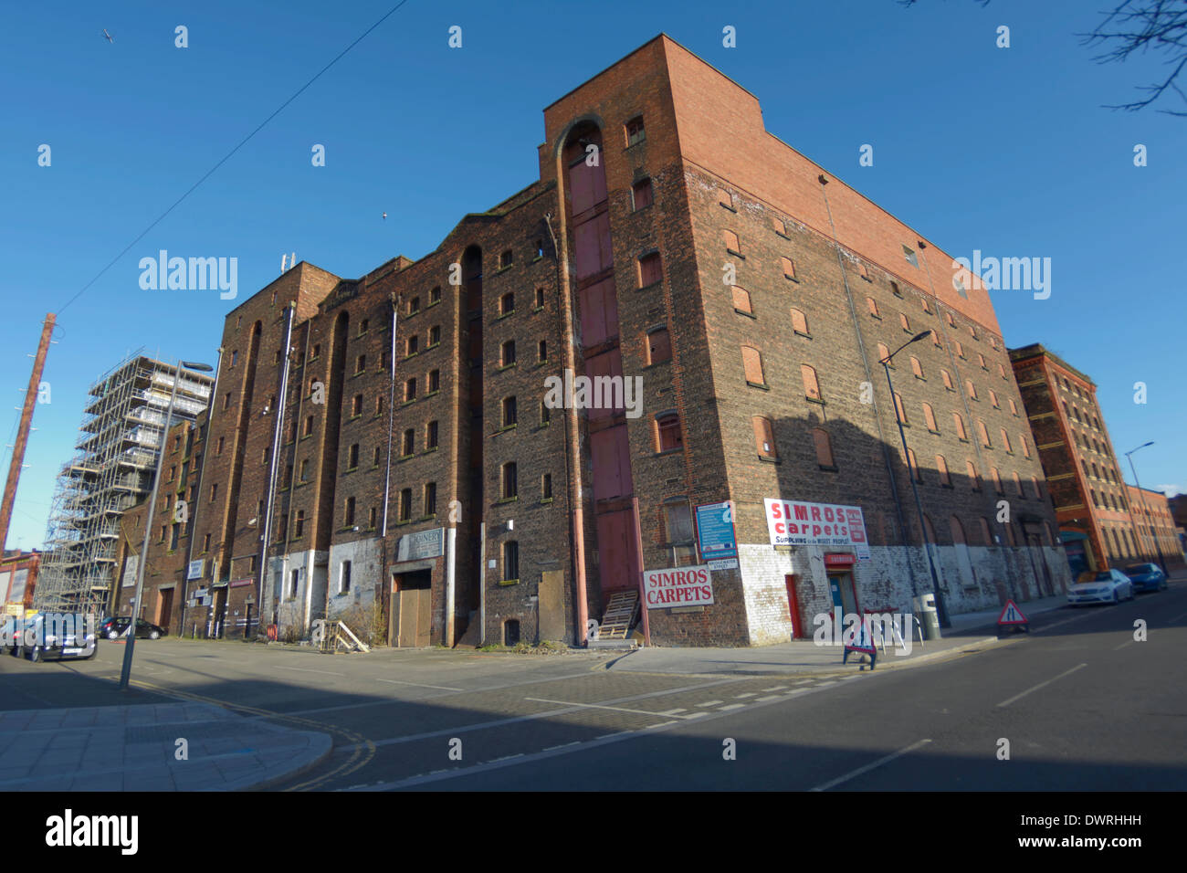 I depositi su cucina Street / Jamaica Street in Liverpool, bruciata quelli in medio in procinto di essere demolito e sostituito Foto Stock