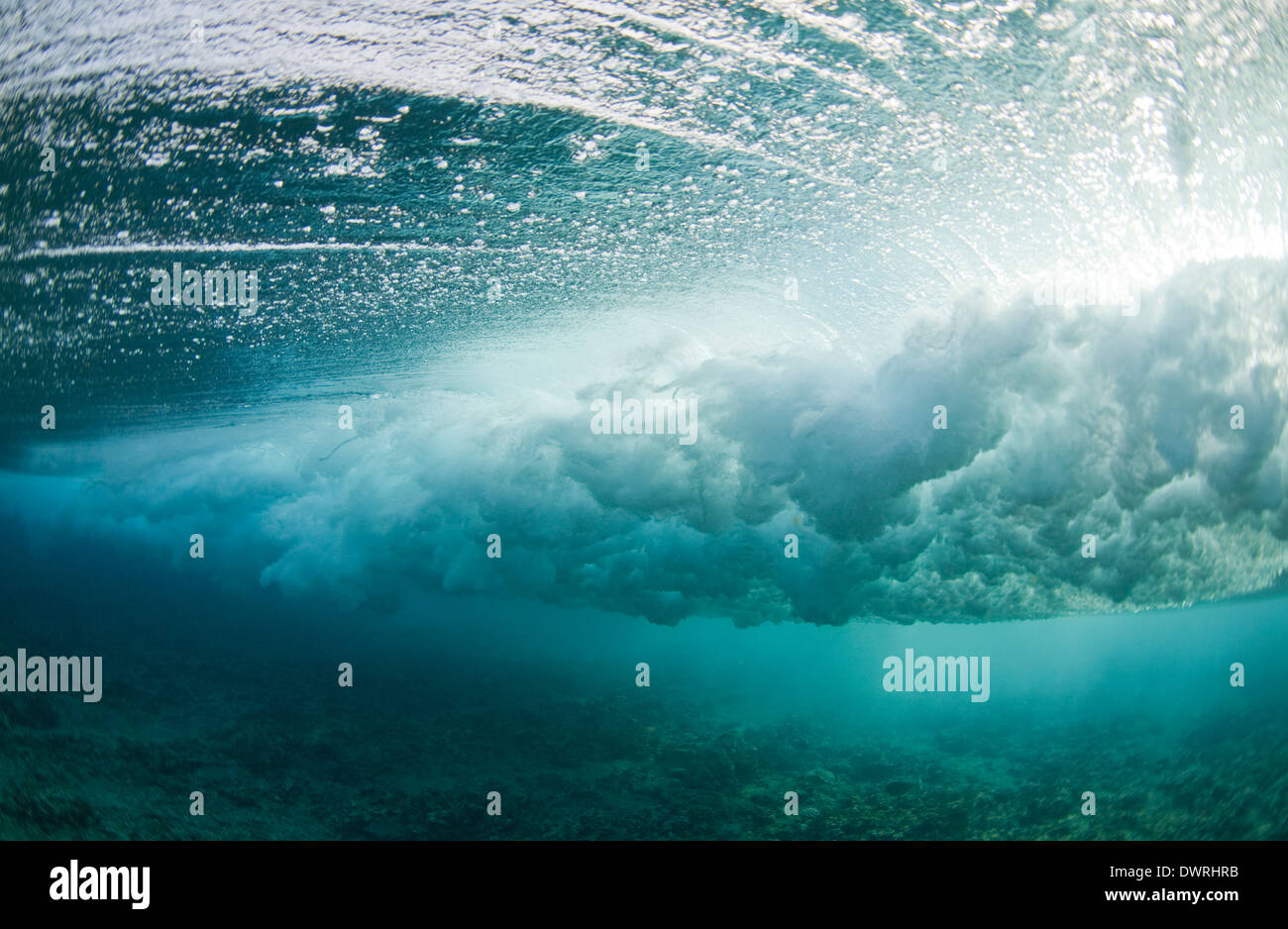 Vista subacquea unica di un'onda che si infrange su una barriera corallina Nelle Maldive Foto Stock