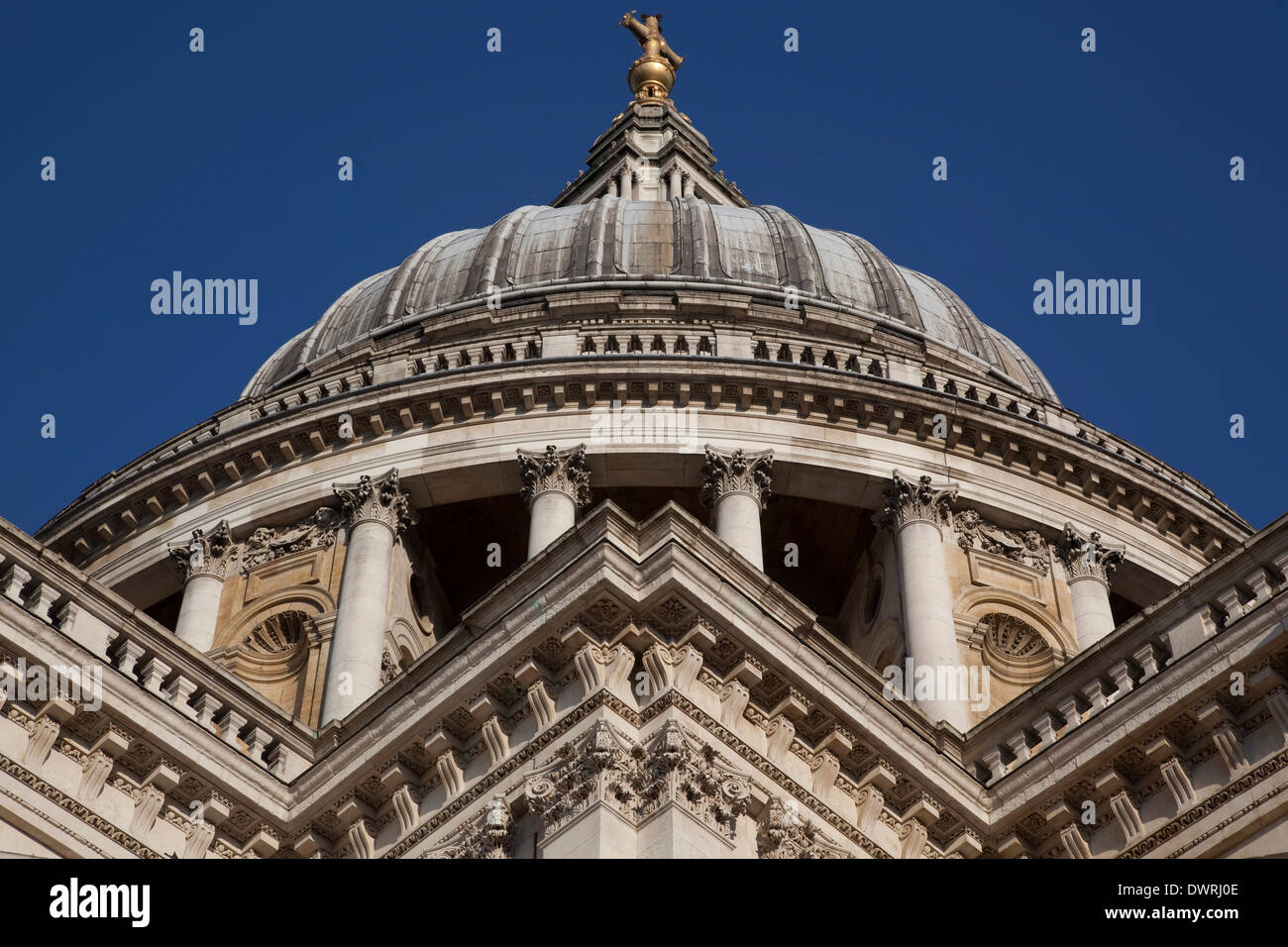 Guardando verso la cupola di Saint Paul Cathedral visto contro un cielo blu chiaro. Foto Stock