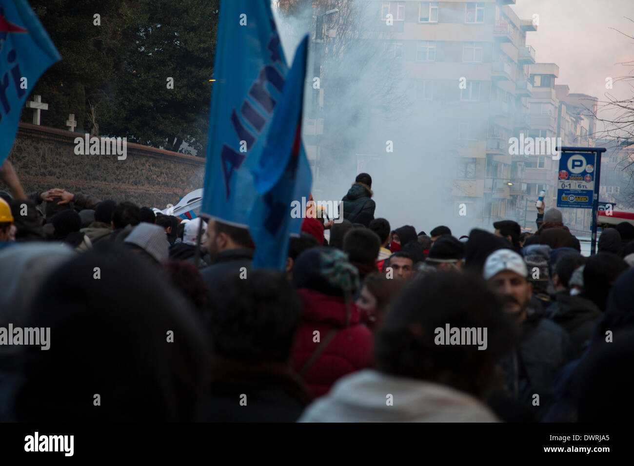 Kadikoy, Istanbul. Xii marzo, 2014. Berkin Elvan, un ragazzo di 15 anni colpita da un gas lacrimogeni canister durante Gezi Park proteste, è stato celebrato con una cerimonia di sepoltura in cui migliaia di persone di tutti i ceti sociali hanno partecipato. Credito: Bikem Ekberzade/Alamy Live News Foto Stock