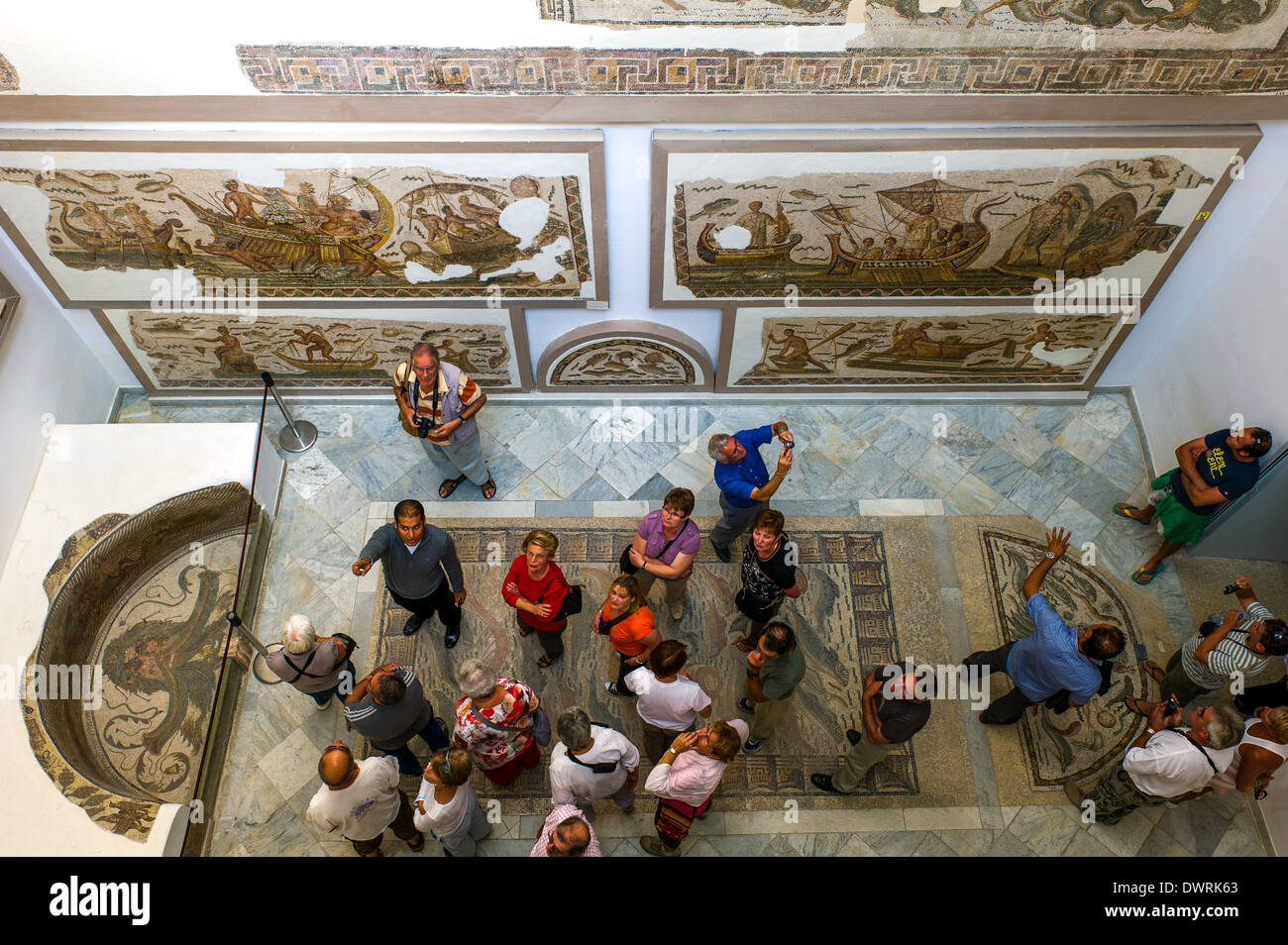 Il Nord Africa, Tunisia, Tunisi. Il Museo di Bardo. Gruppo di turisti. Foto Stock