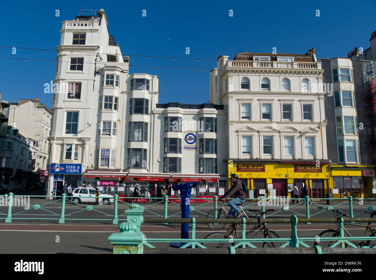 Negozi lungo il lungomare, Kings Road, Brighton, Regno Unito Foto Stock