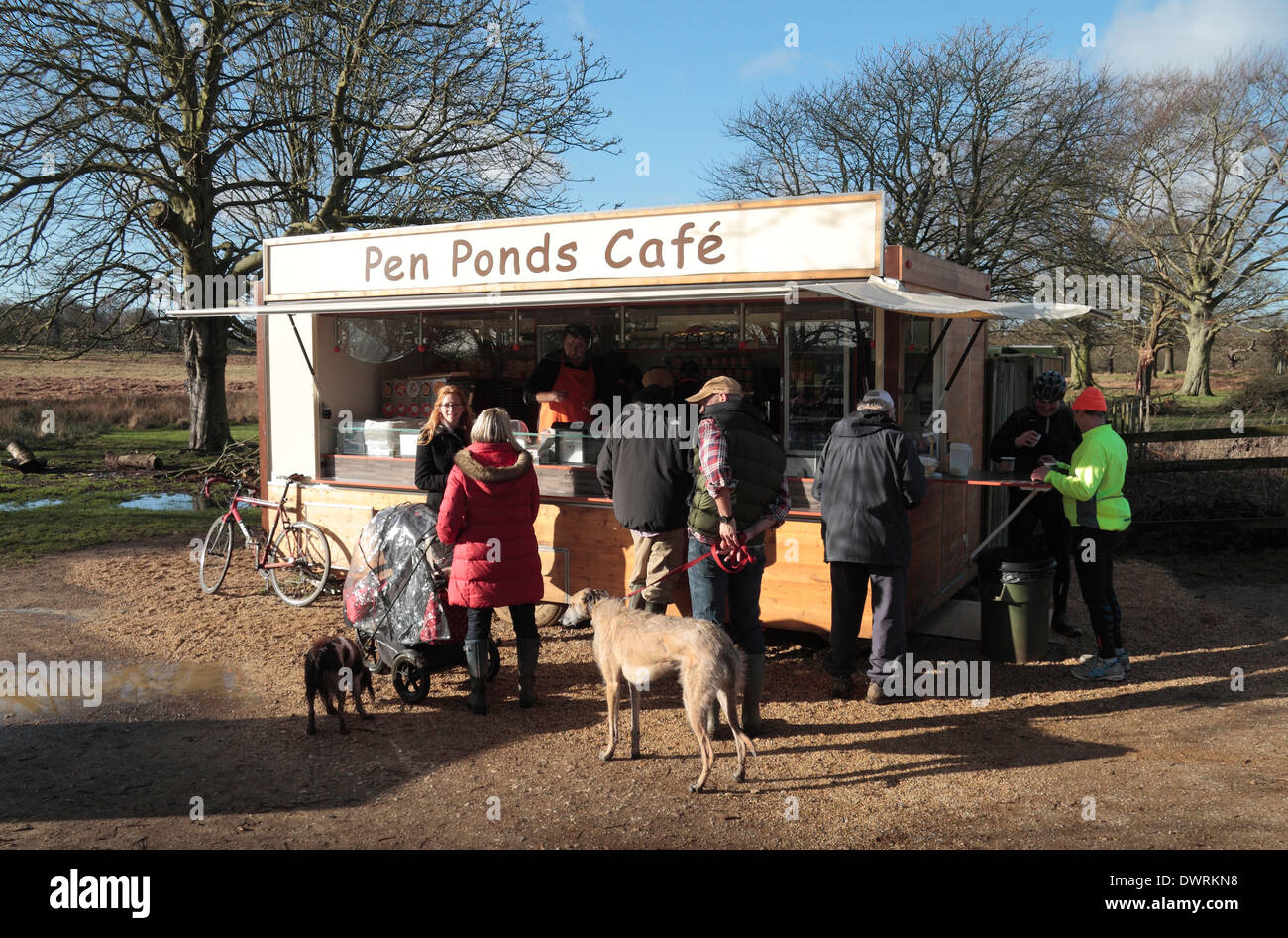 I clienti che visitano la penna popolare stagni Cafe a Richmond Park, London, Regno Unito. Foto Stock