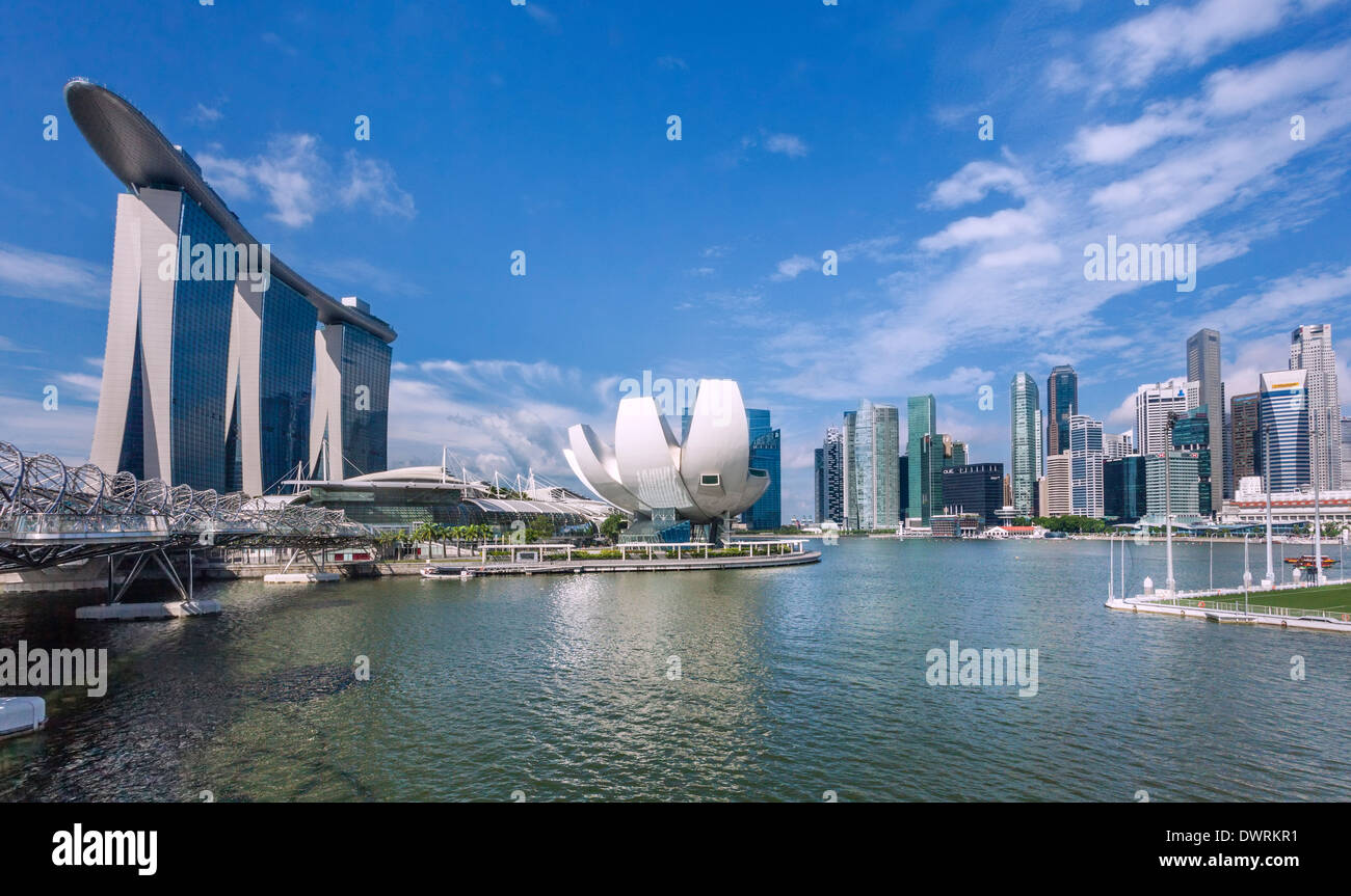 Singapore, vista di Marina Bay Sands, arte del Museo della Scienza e la skyline di Singapore Foto Stock