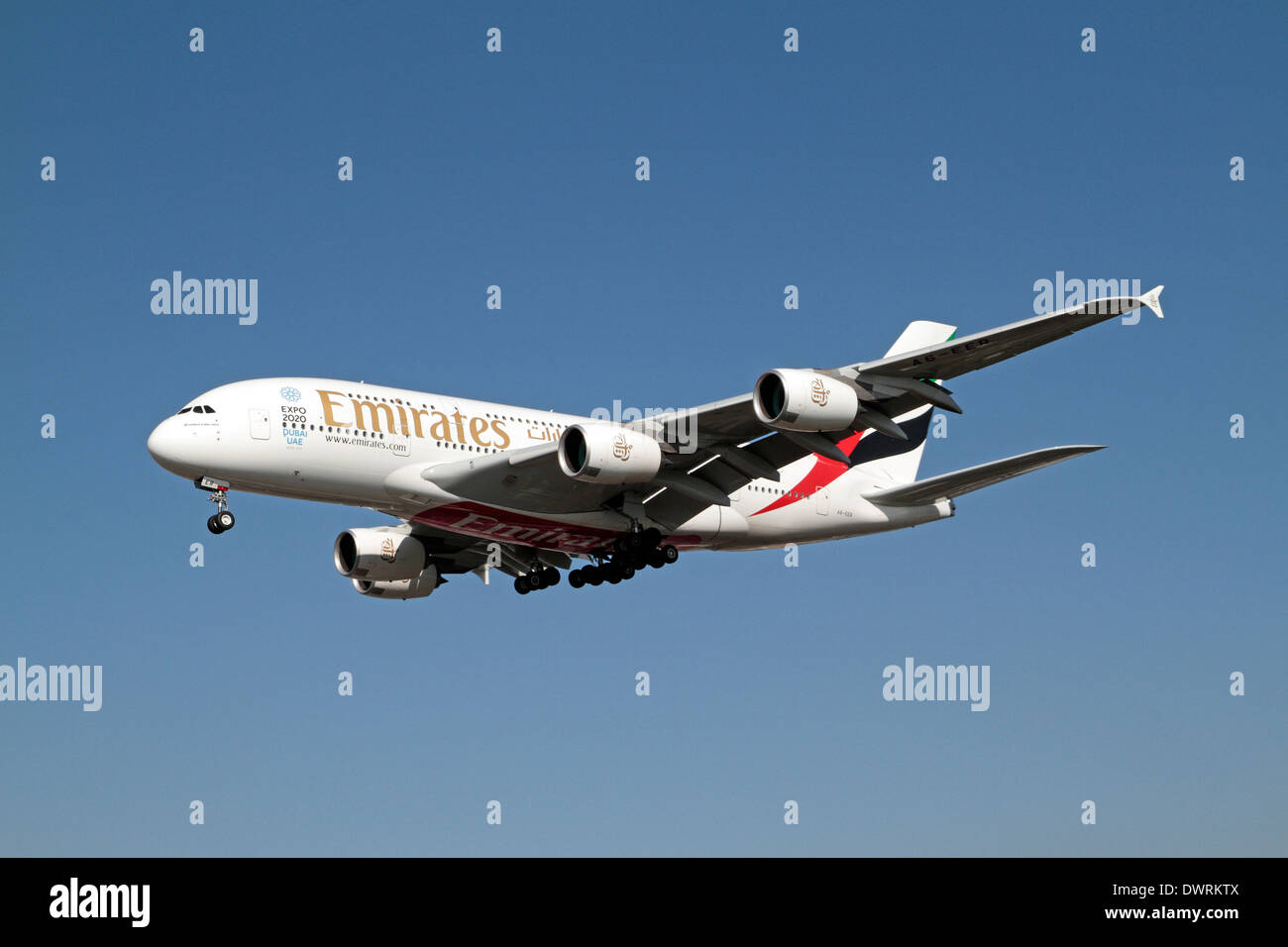 Emirates Airbus A380-861 (A6-EER) proveniente per atterrare all'Aeroporto di Londra Heathrow, UK. (Marzo 2014) Foto Stock