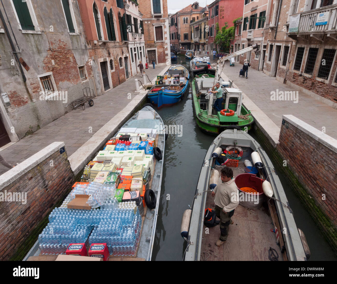 Consegna dei carichi le barche sono in attesa in un canale del centro storico di Venezia Foto Stock