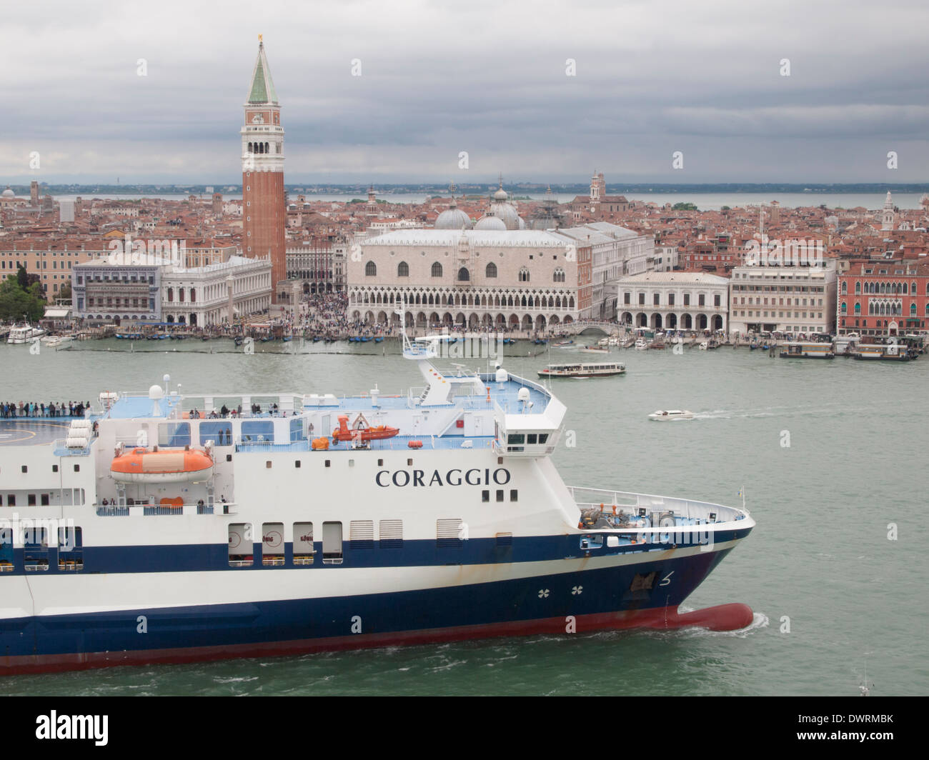 Un enorme traghetto è di lasciare Venezia via 'Canale della Giudecca', passando per il centro storico con Piazza San Marco. Foto Stock