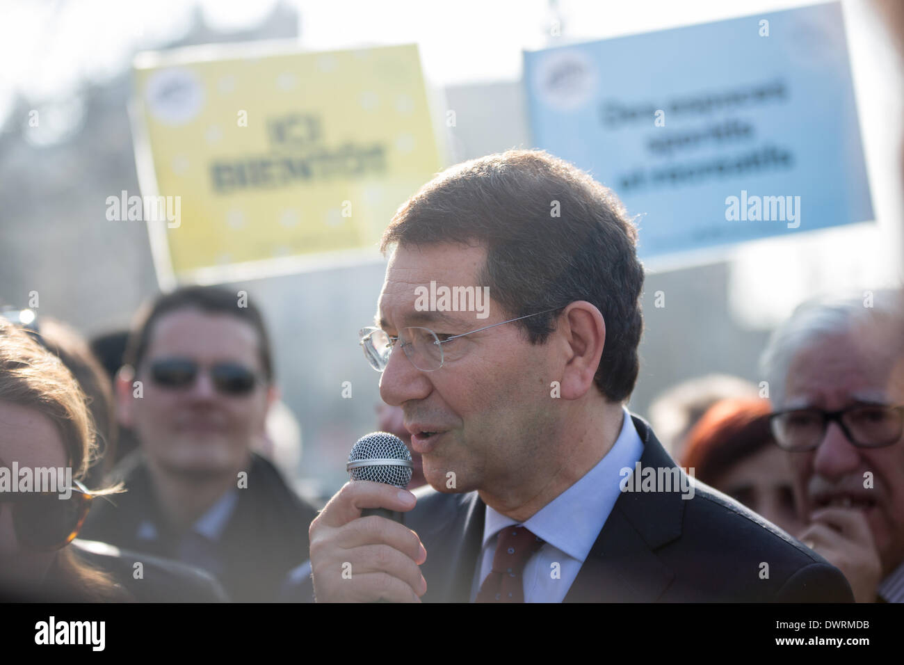 Parigi, Francia. Xii Mar, 2014. Il sindaco di Roma, Italiano Ignazio Marino dal partito democratico durante una visita a Parigi con il Partito socialista francese (PS) candidato per il 2014 mayoral elezioni a Parigi e vice-sindaco Anne Hidalgo, in Piazza Italia, il 12 marzo 2014. Questo quartiere è gemellato con uno di Roma. Hidalgo è dovuta a presentare un progetto per un sollevamento di questa piazza. Credito: Michael Bunel/NurPhoto/ZUMAPRESS.com/Alamy Live News Foto Stock