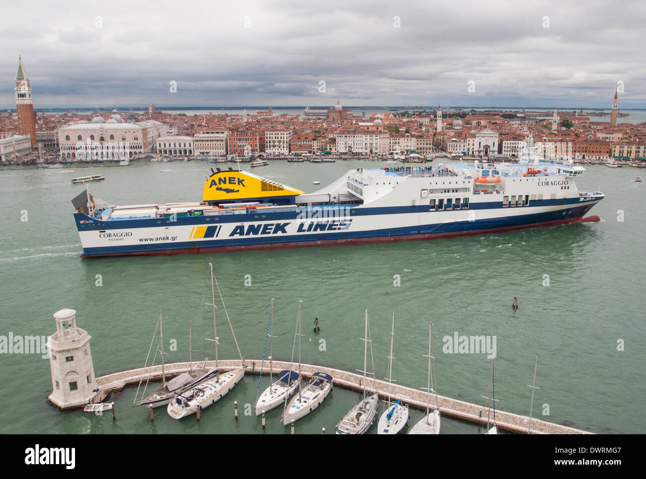 Un enorme traghetto è di lasciare Venezia via 'Canale della Giudecca', passando per il centro storico con Piazza San Marco. Foto Stock