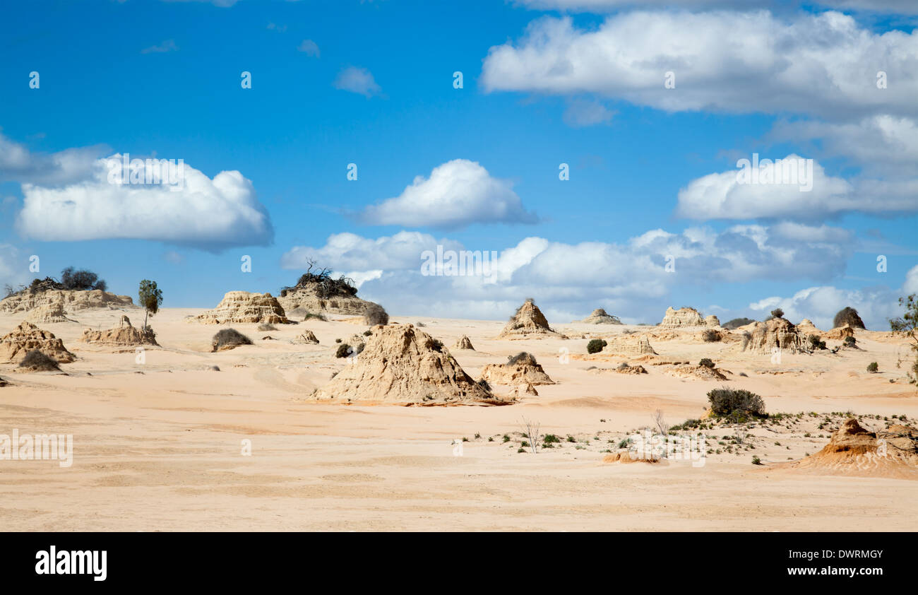 Lake Mungo è ex entroterra del lago ora coperto in strane formazioni. Foto Stock