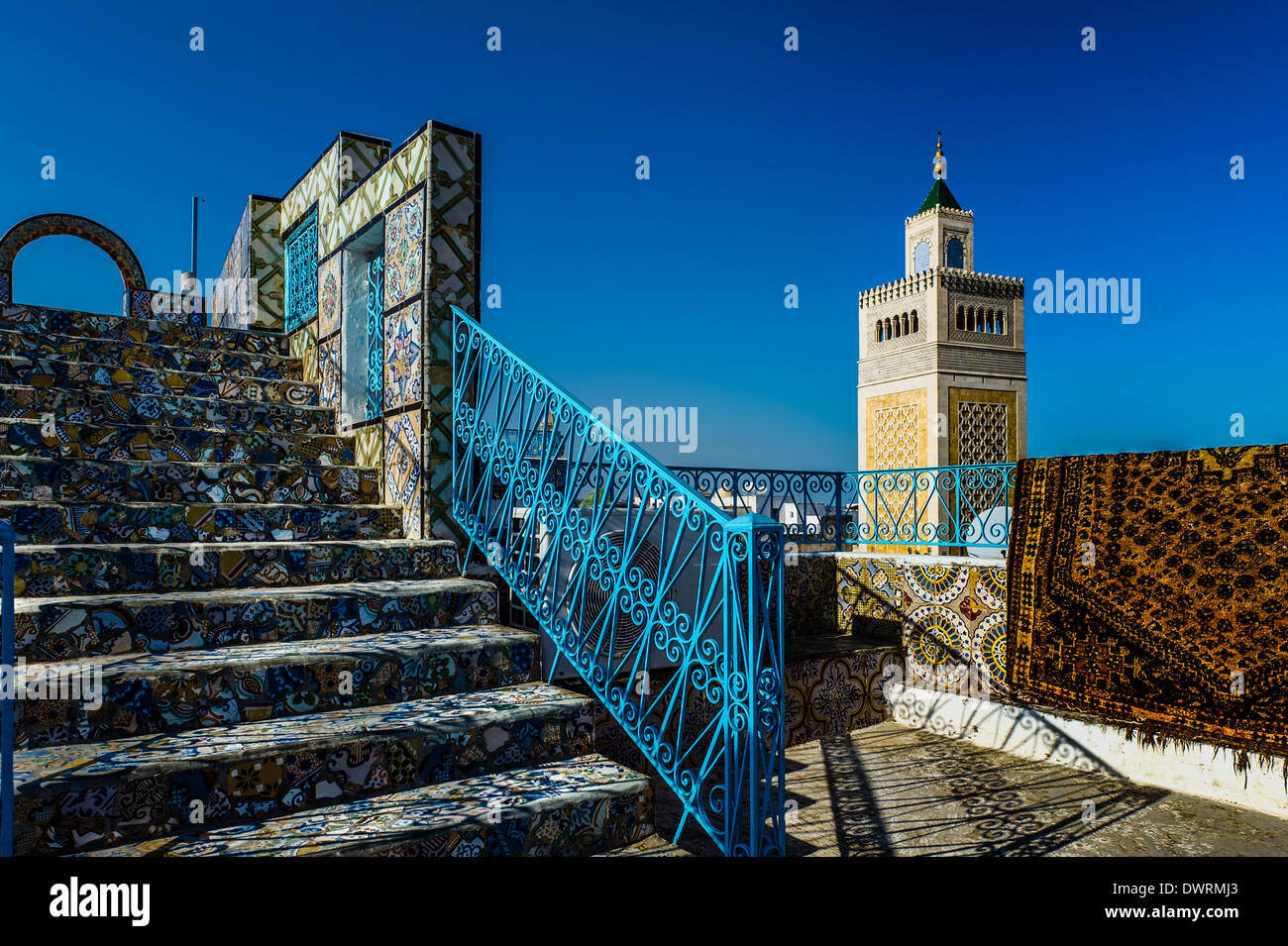 Il Nord Africa, Tunisia, Tunisi. Il minareto della grande moschea Zaytuna, vista dalle terrazze. Foto Stock