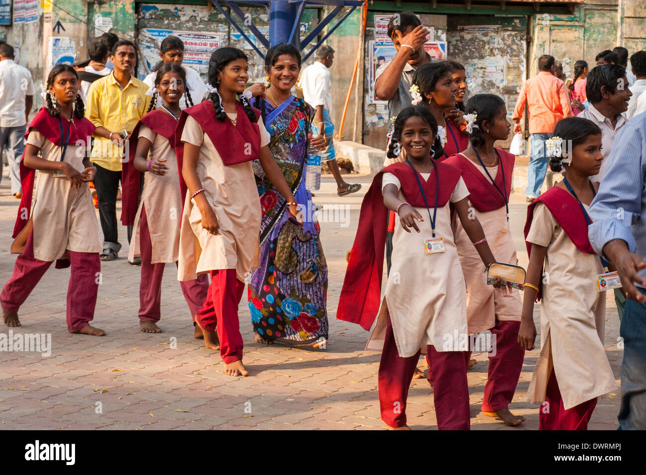 Sud India del Sud Tamil Nadu Madurai Minakshi Sundareshvara Shiva tempio indù parade ridere studentesse a piedi uniforme Foto Stock