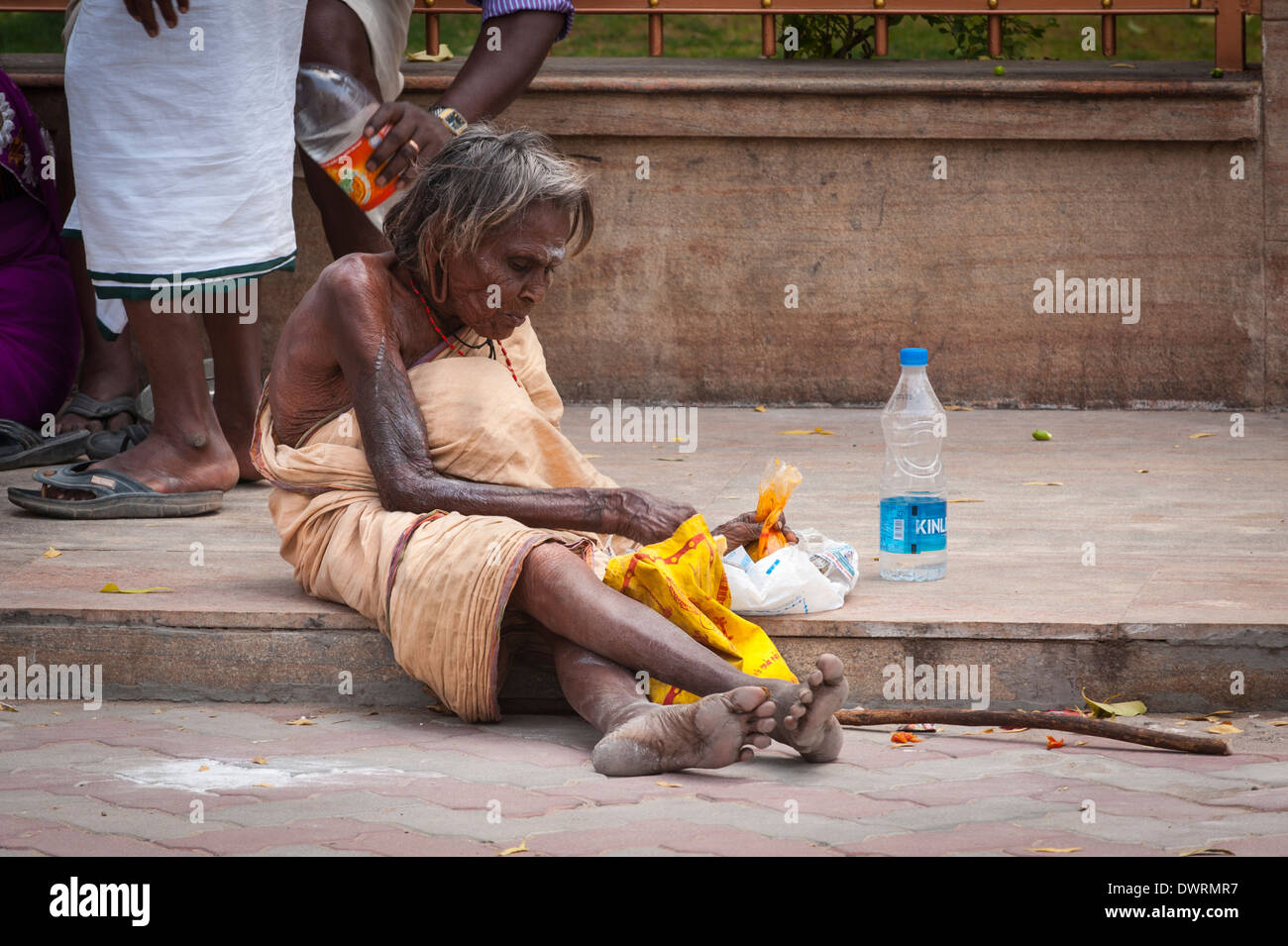 Sud India del Sud Tamil Nadu Madurai Minakshi Sundareshvara Shiva tempio indù parade grigio grigio pelose donna vecchia signora seduta Foto Stock