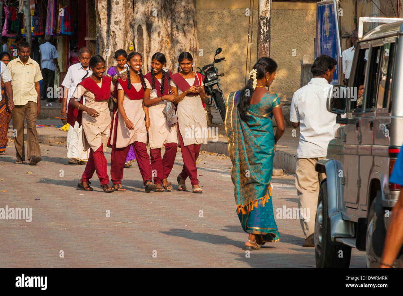 Sud India del Sud Tamil Nadu Madurai Minakshi Sundareshvara Shiva tempio indù gruppo folla studentesse uniforme camminare a piedi Foto Stock