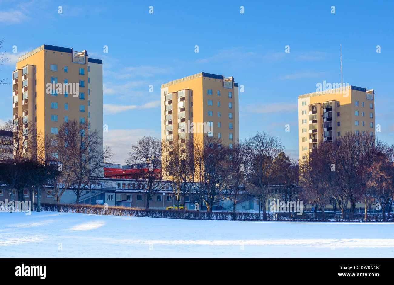 Tre edifici alti negli anni cinquanta sobborgo di Vällingby, a ovest di Stoccolma, in Svezia su una soleggiata giornata invernale. Foto Stock