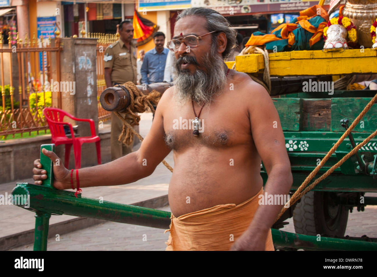 Sud India del Sud Tamil Nadu Madurai Minakshi Sundareshvara Shiva tempio indù parade barbuto sacerdote conduce il carrello carrello Foto Stock