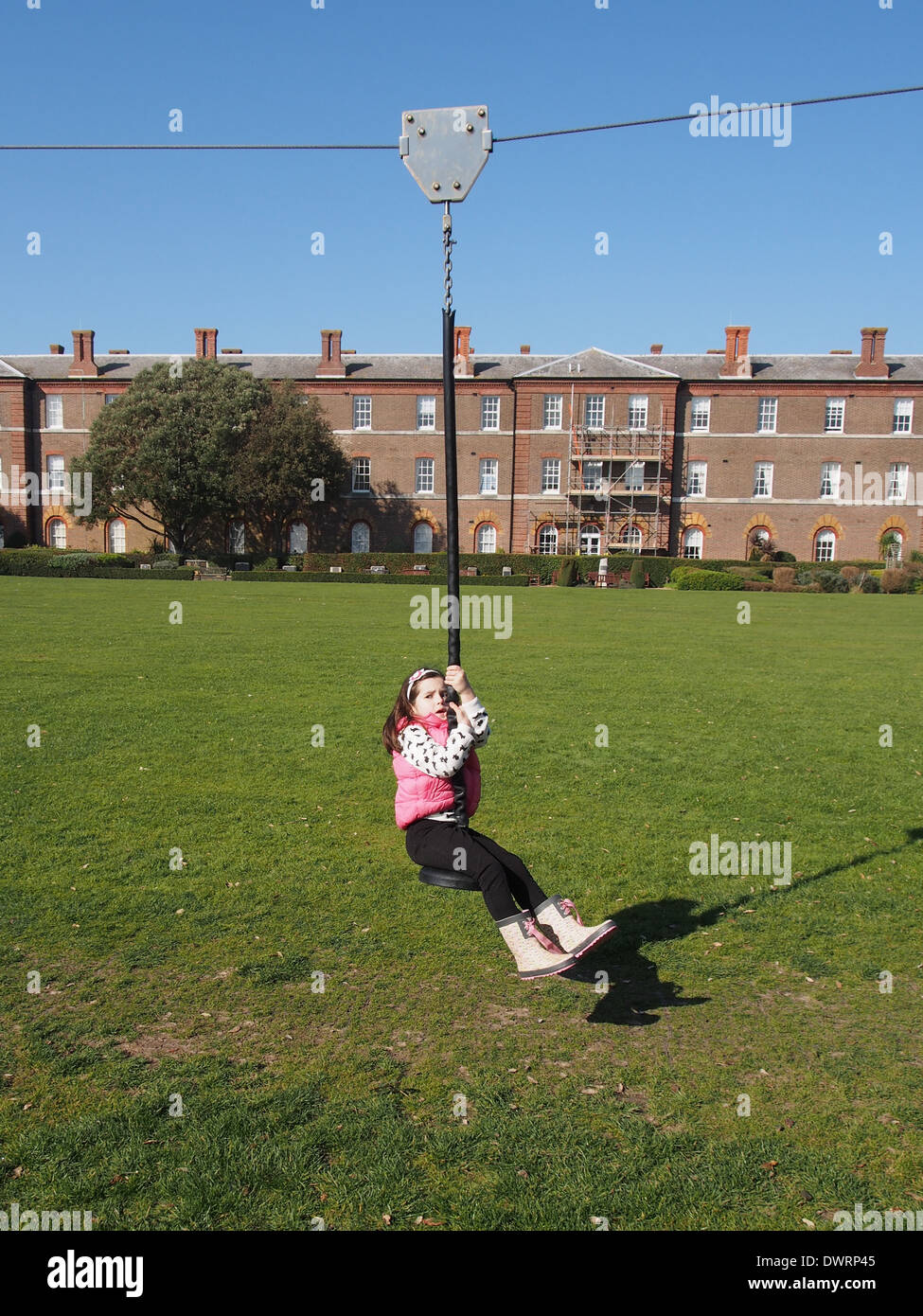 Una giovane ragazza di un Zipwire presso i Royal Marines Museum, Eastney, Portsmouth, Inghilterra Foto Stock