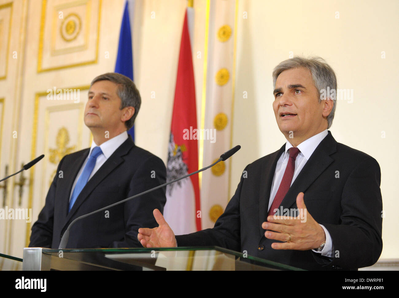 Vienna, Austria. Xii Mar, 2014. Il Cancelliere austriaco Werner Faymann (R) e il ministro delle Finanze Michael Spindelegger partecipare ad una conferenza stampa dopo una riunione del gabinetto di Vienna, la capitale dell'Austria, 12 marzo 2014. Il governo austriaco ha dato la luce verde Mercoledì per una rinnovata iniezione di fondi alla travagliata banca Hypo Alpe Adria, Kronen Zeitung ha riportato. © Qian Yi/Xinhua/Alamy Live News Foto Stock