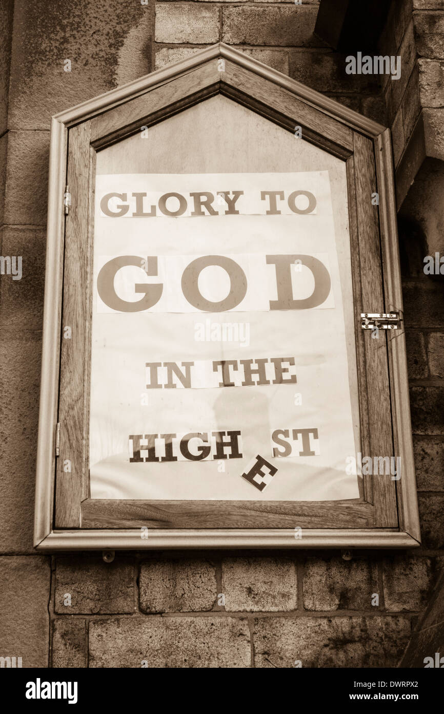 Gloria a Dio nel più alto (High Street) poster al di fuori di una chiesa in Inghilterra, Regno Unito Foto Stock