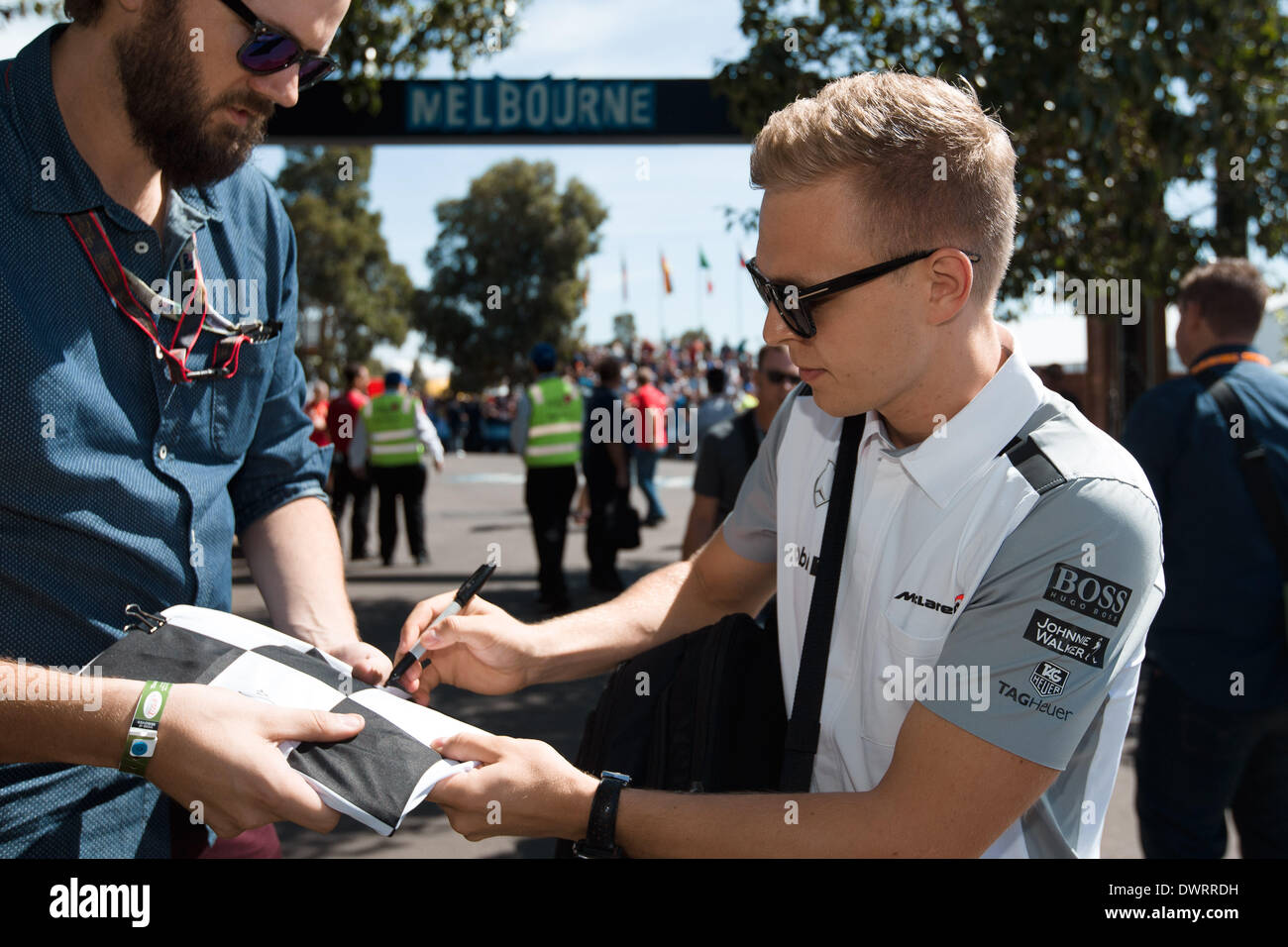 Melbourne, Victoria, Australia. 13 Mar, 2014. Kevin Magnussen (DEN) dal team McLaren Mercedes segni un autografo al 2014 Australian Formula One Grand Prix all'Albert Park di Melbourne, Australia. Sydney bassa/Cal Sport Media/Alamy Live News Foto Stock