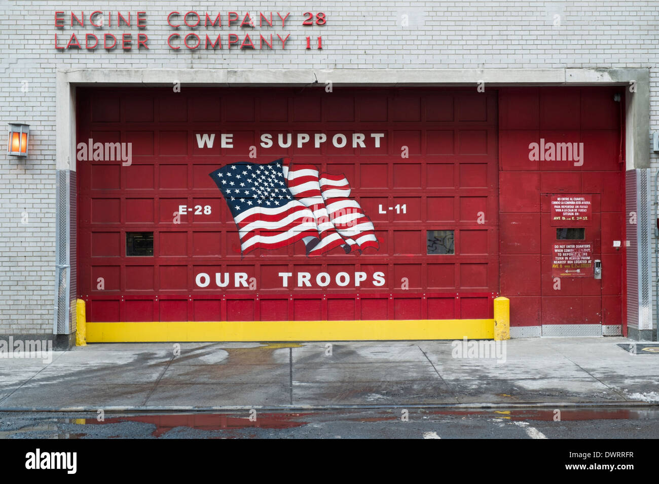 Stazione dei vigili del fuoco porta con noi (American) bandiera la città di New York, New York, Stati Uniti d'America Foto Stock