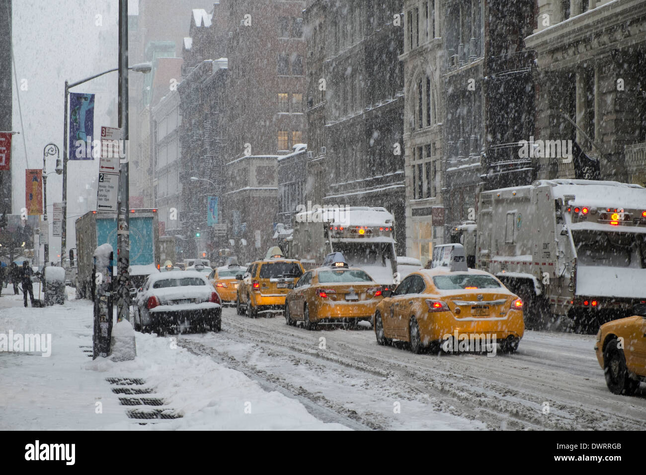 Il traffico nella tempesta di neve sul lower Broadway a New York City USA Foto Stock