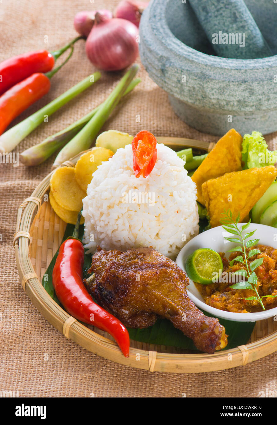 Pollo fritto riso con impostazione tradizionale Foto Stock