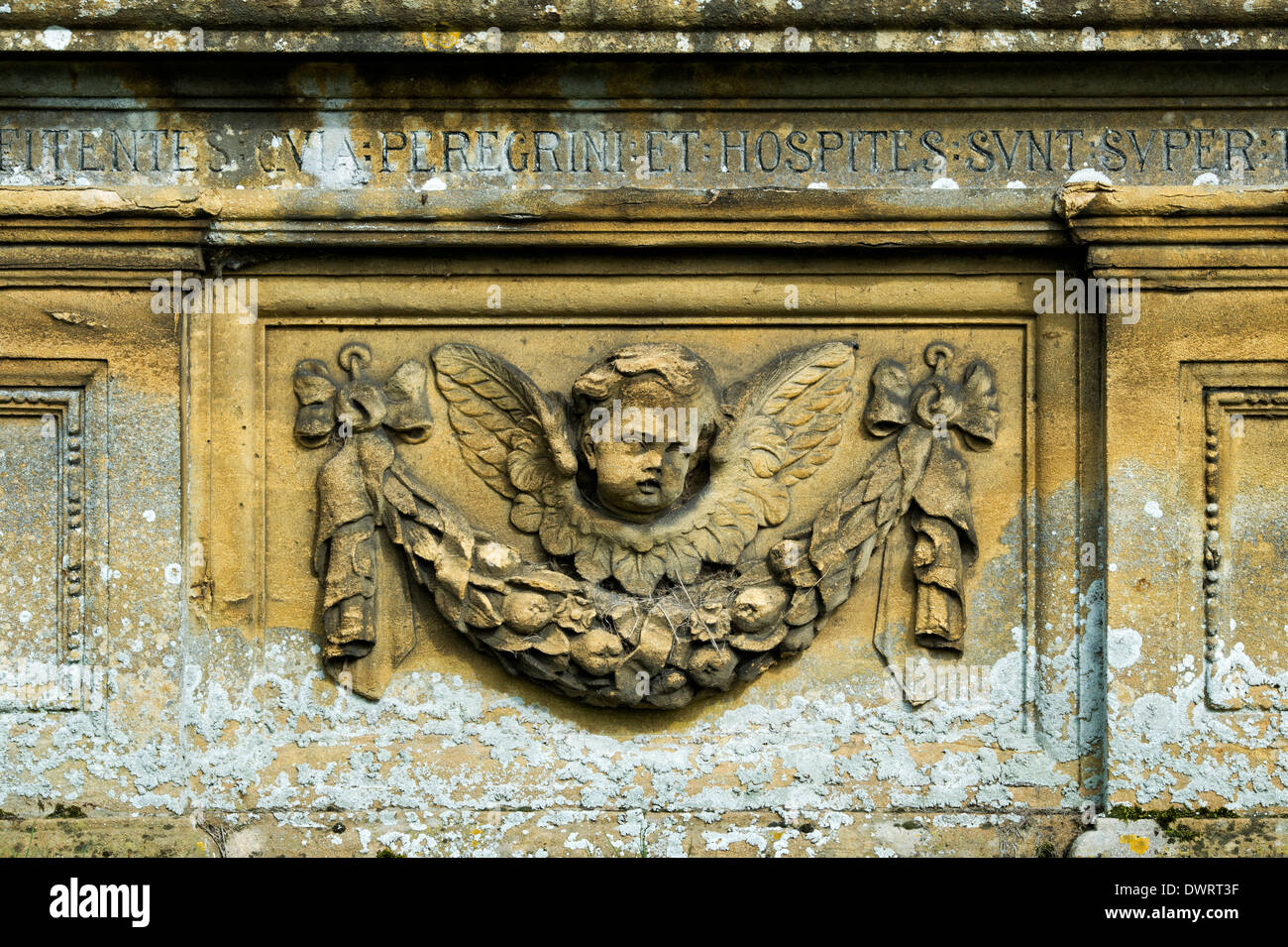 Pietra tombale cherubino carving in San Giovanni Battista sagrato, burford, Cotswolds, Oxfordshire, Inghilterra Foto Stock