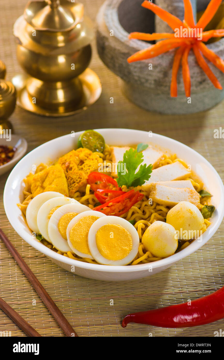 Tagliatelle al curry con tradizionale impostazione dello sfondo Foto Stock