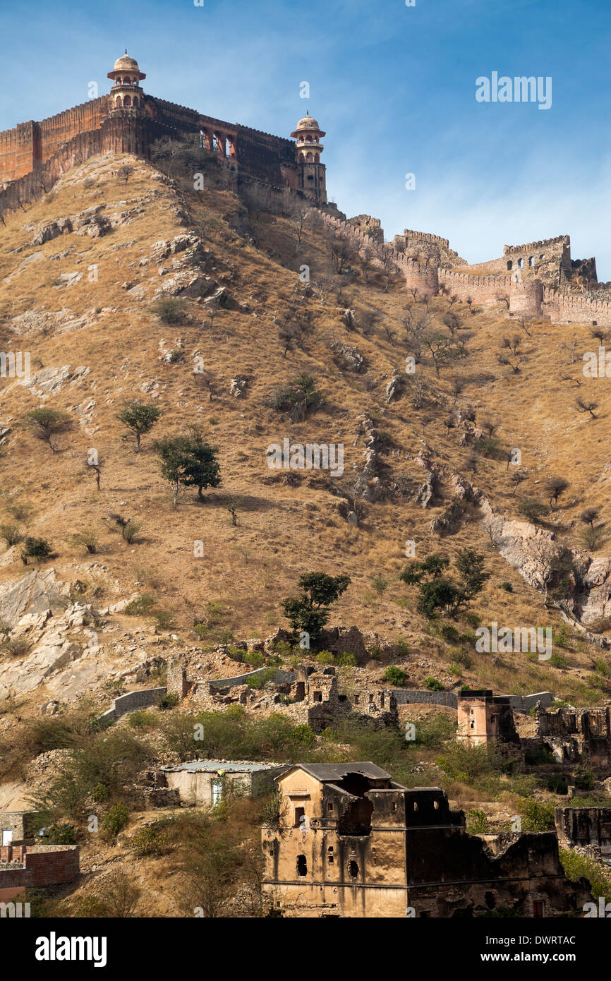 Jaipur, Rajasthan, India. Jaigarh Fort come visto da ambra (o Amer) Palace. Foto Stock