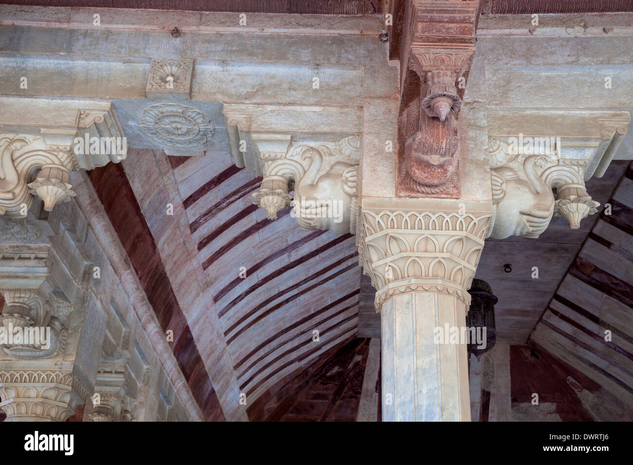Jaipur, Rajasthan, India. Motivi indù su colonne di Diwan-i-AM, la sala del pubblico--Elephant tenendo un fiore di loto. Foto Stock