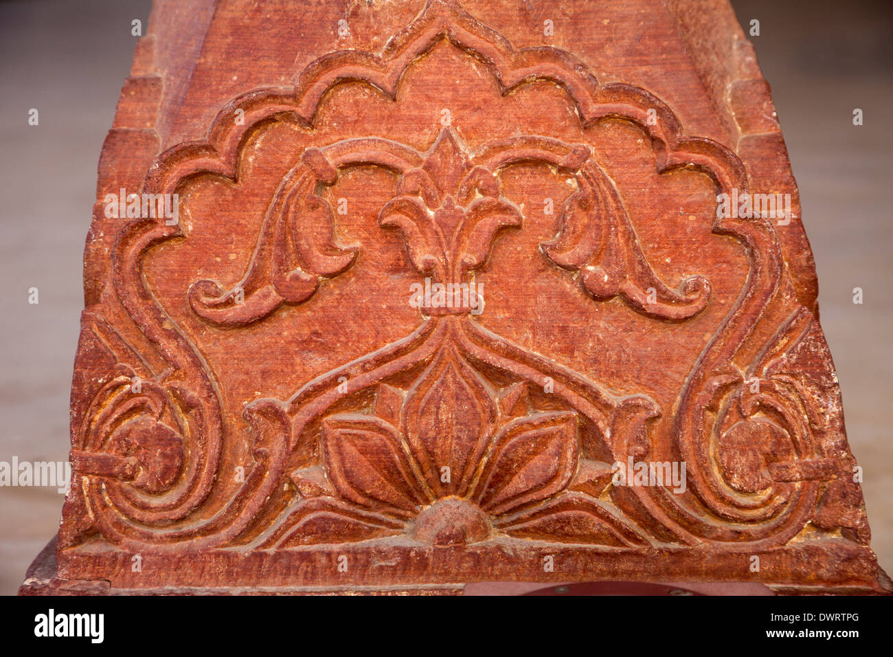 Jaipur, Rajasthan, India. Islamic motivi floreali sulla base delle colonne del Diwan-i-AM, la sala del pubblico. Foto Stock