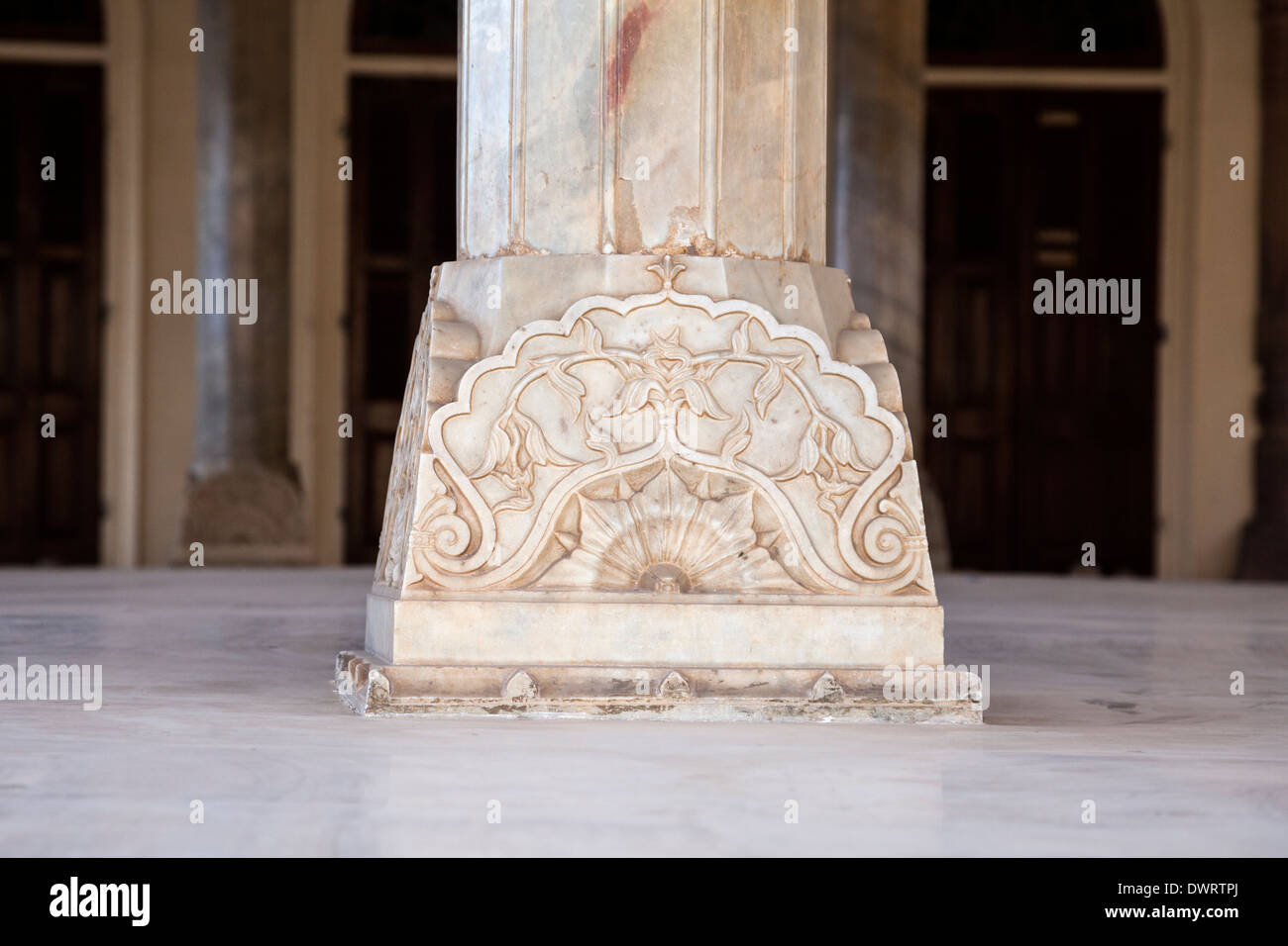 Jaipur, Rajasthan, India. Islamic motivi floreali sulla base delle colonne del Diwan-i-AM, la sala del pubblico. Foto Stock