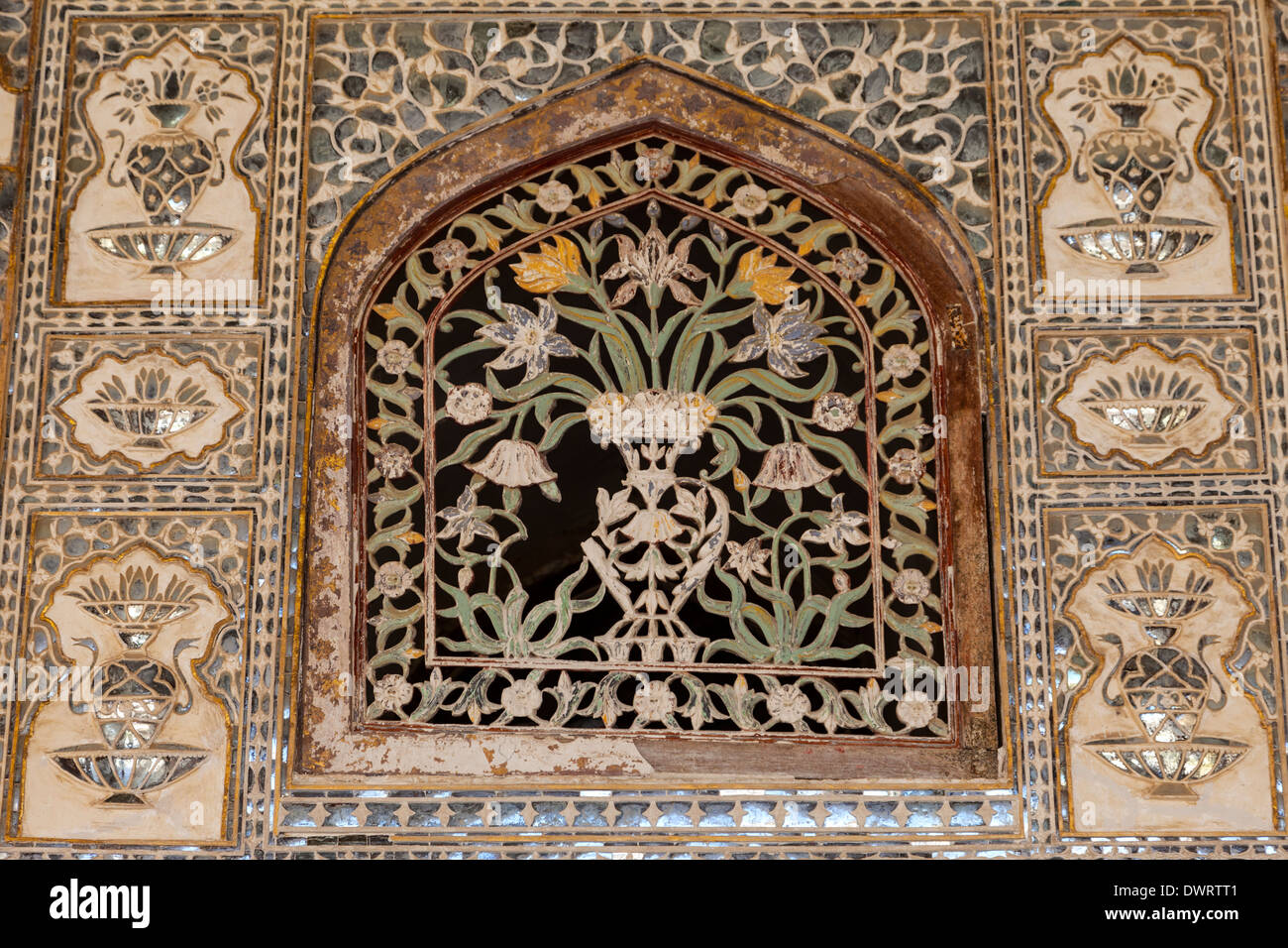 Jaipur, Rajasthan, India. Ambra Palace. Intonaco decorativo schermo nel telaio di legno in Sheesh Mahal, o la sala degli specchi. Foto Stock