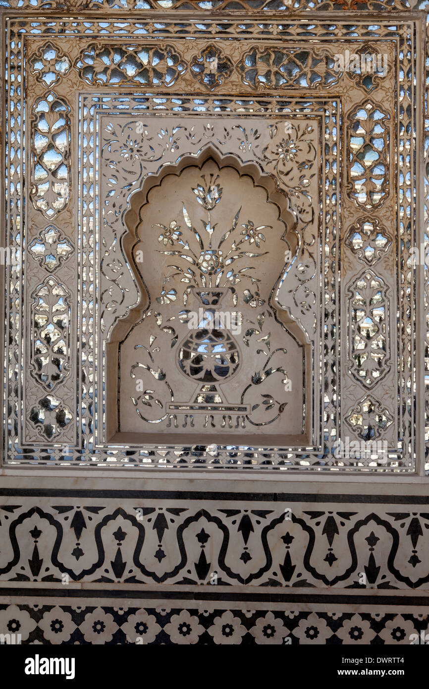 Jaipur, Rajasthan, India. Rappresentazione di un vaso da fiori in Sheesh Mahal, o la Sala degli Specchi, Ambra Palace, vicino a Jaipur. Foto Stock