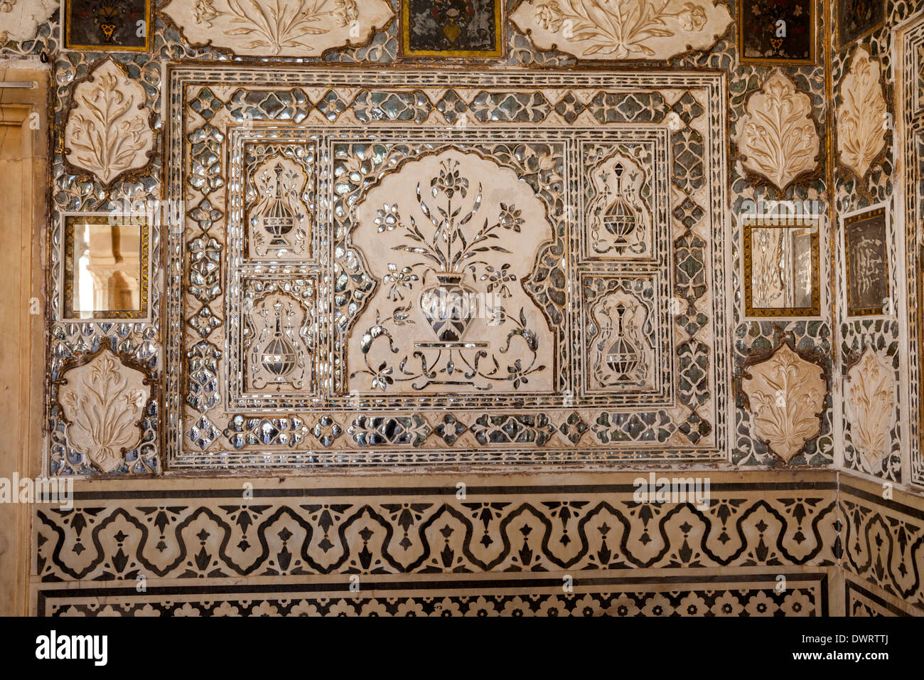 Jaipur, Rajasthan, India. Rappresentazione di un vaso da fiori in Sheesh Mahal, o la Sala degli Specchi, Ambra Palace, vicino a Jaipur. Foto Stock