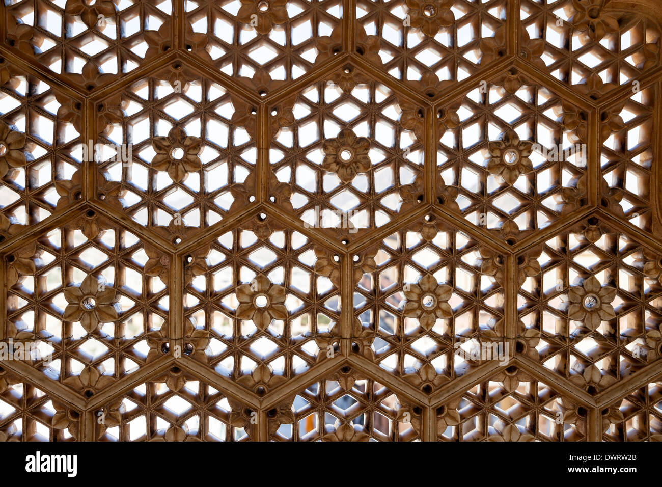 Jaipur, Rajasthan, India. Gli esagoni e rombi utilizzato nella finestra della struttura a reticolo, ambra (o Amer) Palazzo, vicino a Jaipur. Foto Stock
