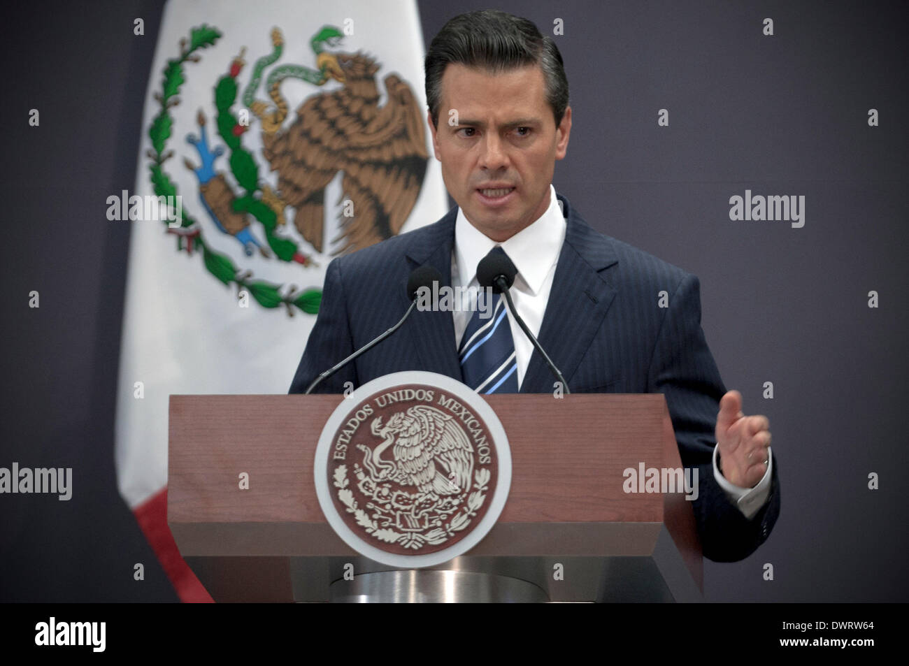 Città del Messico. Xii Mar, 2014. Il Presidente messicano Enrique Peña Nieto dà un discorso durante la presentazione del 2013 il rapporto di attività della Commissione Nazionale per i Diritti Umani, presso la residenza ufficiale di Los Pinos, a Città del Messico, capitale del Messico, il 12 marzo 2014. Credito: Alejandro Ayala/Xinhua/Alamy Live News Foto Stock