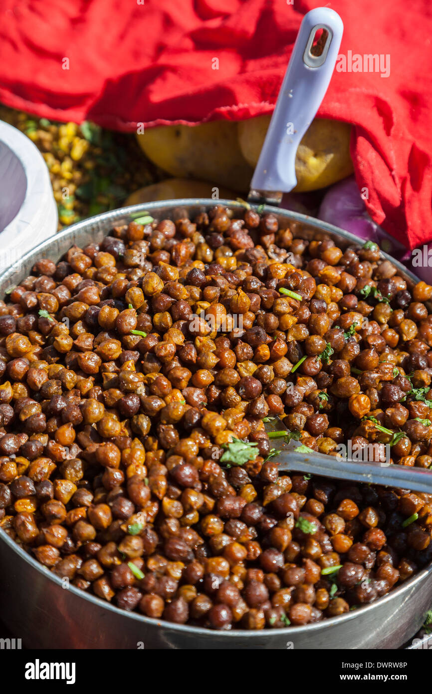 Jaipur, Rajasthan, India. Un snack locali noto come 'Gram', un impulso, venduto da un fornitore si affacciava sulla strada. Foto Stock