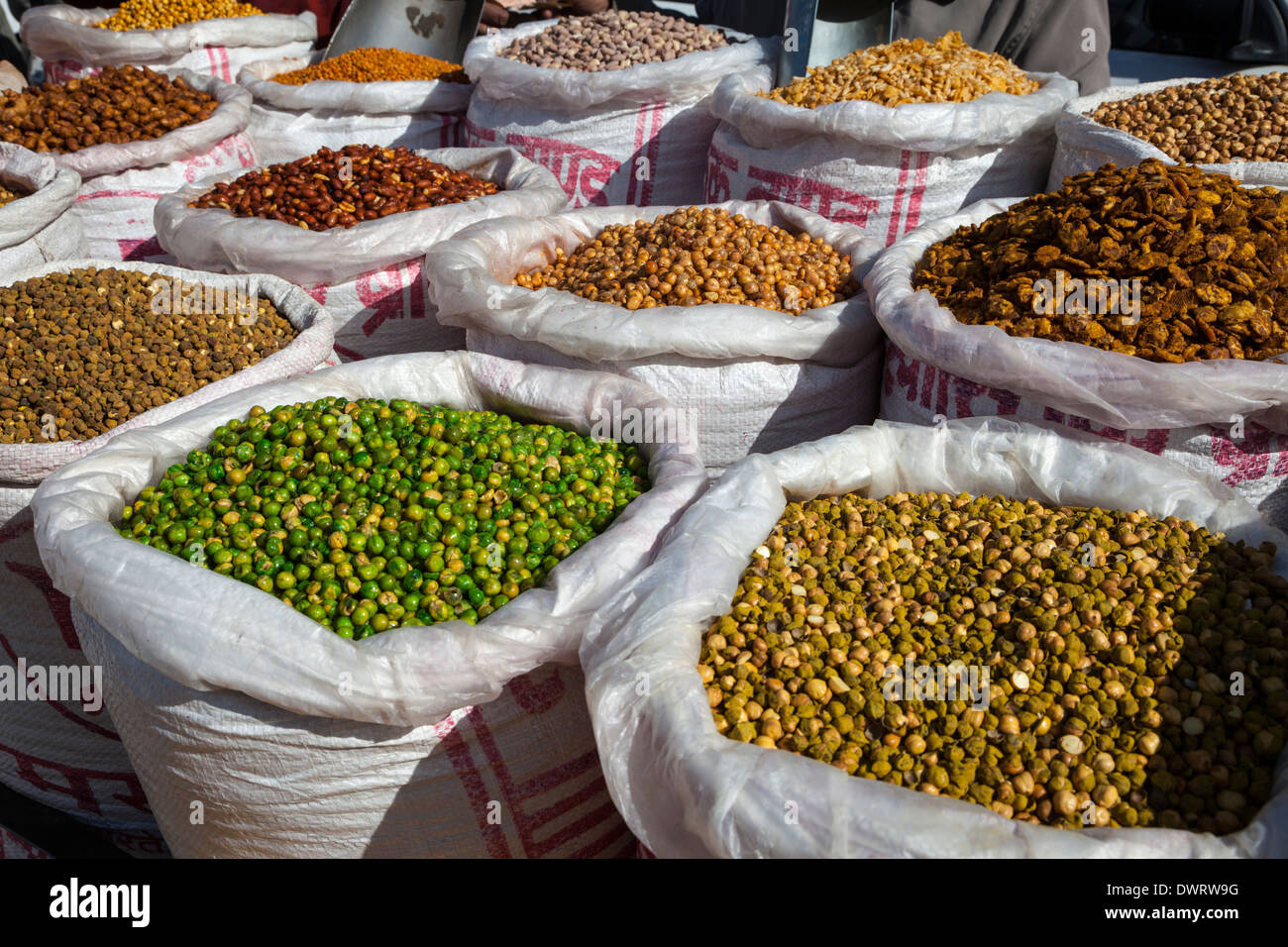 Jaipur, Rajasthan, India. Fagioli e legumi secchi, ceci, arachidi e altri snack in vendita in un mercato di strada. Foto Stock