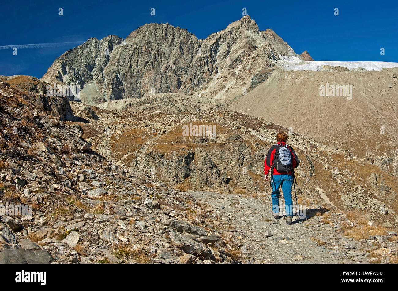 Escursionista sulla strada per il mountain range Aiguilles Rouges d'Arolla, Arolla, Vallese, Svizzera Foto Stock
