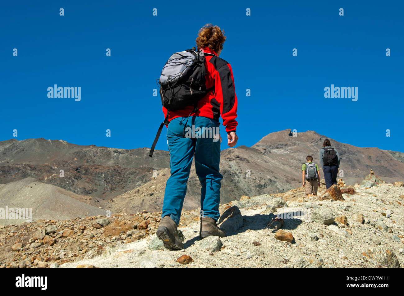 Escursionista su un tour escursioni nelle Alpi Pennine, Vallese, Svizzera Foto Stock