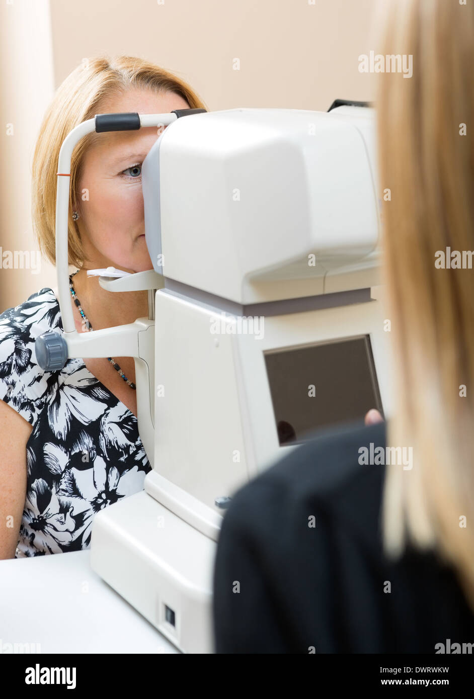 All'ottico optometrista mediante tonometro per misurare i pazienti pressione dell'occhio Foto Stock