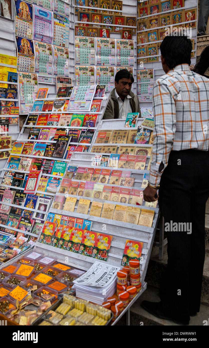 Jaipur, Rajasthan, India. Negozio di vendita indù letteratura religiosa, calendari e foto all'ingresso di un tempio. Foto Stock
