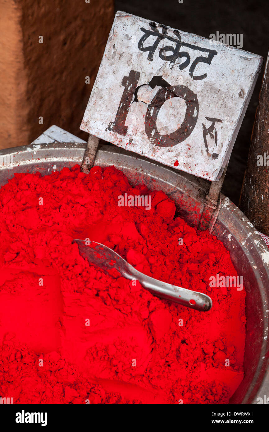 Jaipur, Rajasthan, India. Rosso in polvere usato come agente colorante per decorativi e per motivi religiosi. Foto Stock